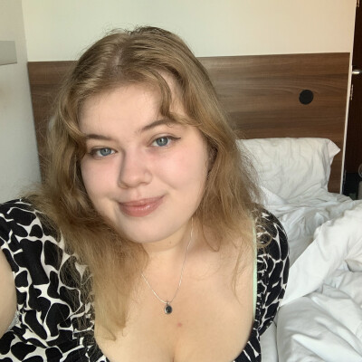 Julia zoekt een Kamer / Appartement / Huurwoning / Studio / Woonboot in Amsterdam