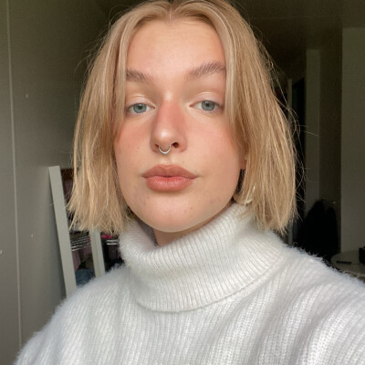 Floortje  zoekt een Kamer / Appartement / Huurwoning / Studio / Woonboot in Amsterdam