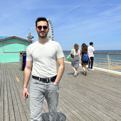 Konstantinos zoekt een Kamer / Appartement / Huurwoning / Studio in Amsterdam