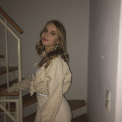 Viktoria zoekt een Kamer / Appartement / Huurwoning / Studio / Woonboot in Amsterdam