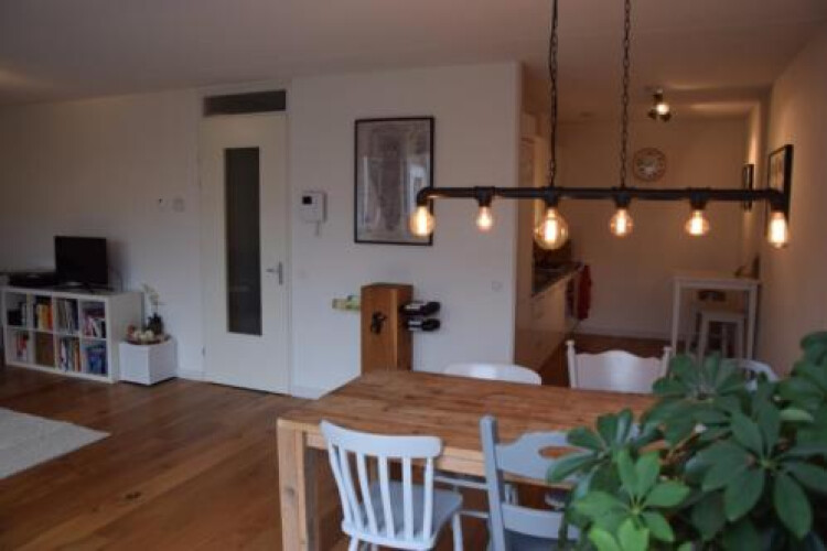 Woonkamer met open keuken