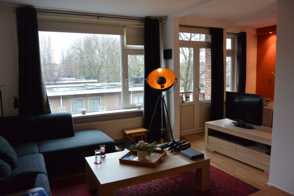 Ruime woon/-eetkamer met vrij uitzicht en heel veel licht