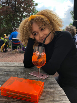 Nina zoekt een Kamer / Appartement / Huurwoning / Studio in Amsterdam