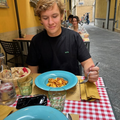 Ruud zoekt een Kamer / Appartement / Huurwoning / Studio in Amsterdam