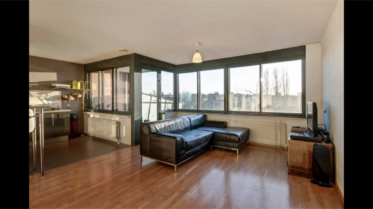 Woonkamer/open keuken richting zuid/westen in hoek balkon