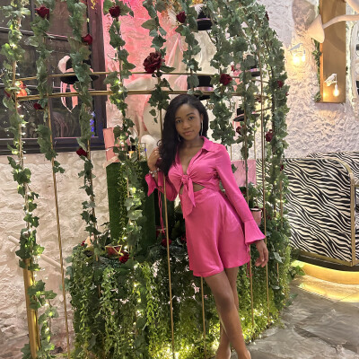 Nana zoekt een Kamer / Appartement / Huurwoning / Studio in Amsterdam