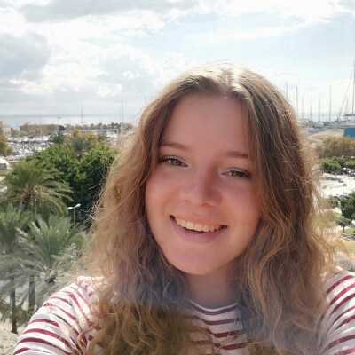 Vlinder  zoekt een Kamer / Appartement / Huurwoning / Studio / Woonboot in Amsterdam