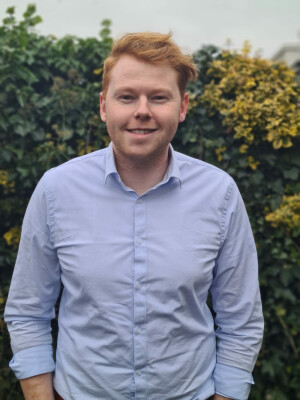 Dennis zoekt een Kamer / Appartement / Huurwoning / Studio in Amsterdam