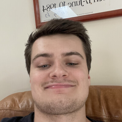 Liam zoekt een Kamer / Appartement / Huurwoning / Studio in Amsterdam