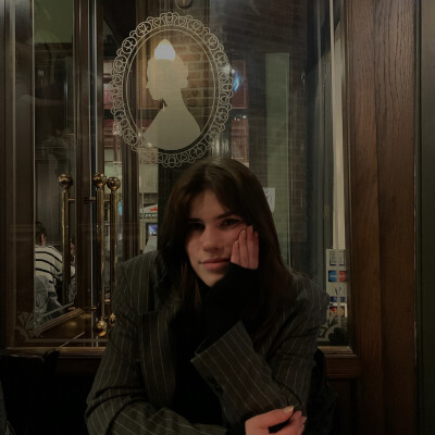 Famke  zoekt een Kamer / Appartement / Huurwoning / Studio / Woonboot in Amsterdam