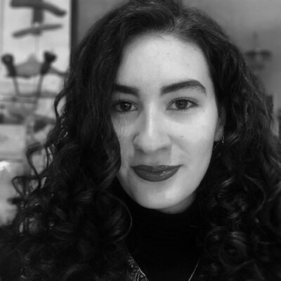 Anisa zoekt een Kamer / Appartement / Huurwoning / Studio in Amsterdam