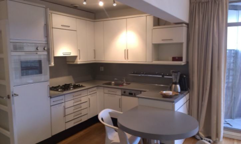 open keuken met oven en vaatwasser