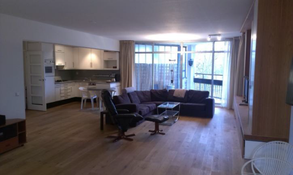 Ruime woonkamer met eigen balkon en open keuken