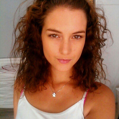 Angela  zoekt een Kamer / Appartement / Huurwoning / Studio / Woonboot in Amsterdam