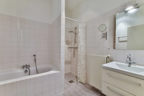 grote badkamer met bad