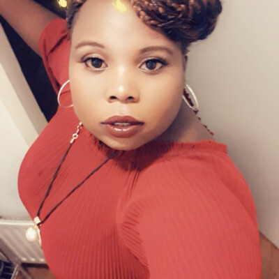 Helen zoekt een Kamer / Appartement / Huurwoning / Studio in Amsterdam