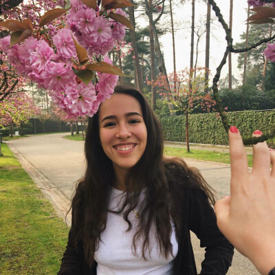 Julia  zoekt een Kamer / Appartement / Huurwoning / Studio in Amsterdam