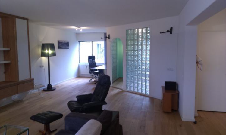 Ruime woonkamer met ruimte voor werkruimte en extra slaapkamer